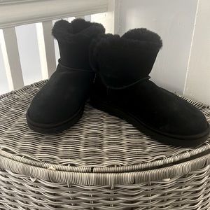 Black Ugg boots